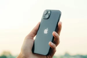 apple-lanca-atualizacao-e-traz-funcao-de-sos-via-satelite-para-o-iphone-13