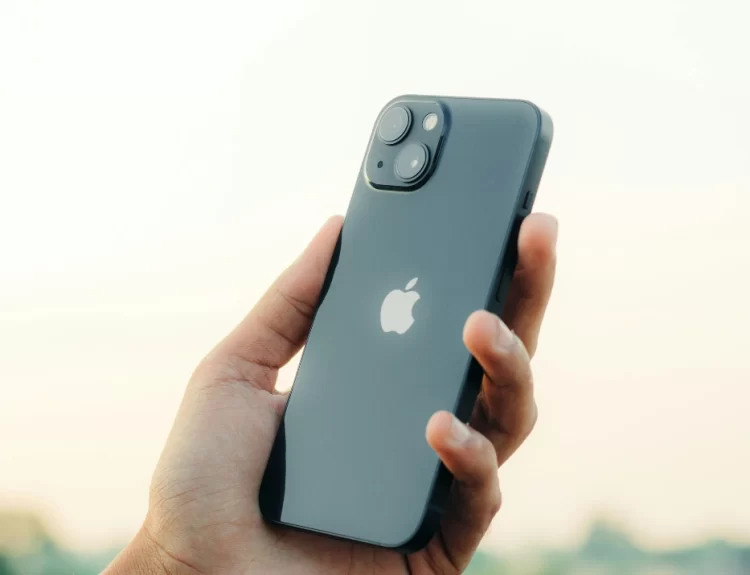 apple-lanca-atualizacao-e-traz-funcao-de-sos-via-satelite-para-o-iphone-13