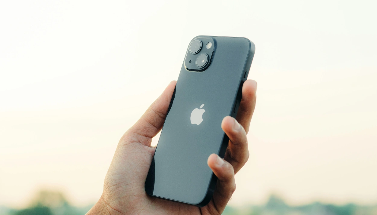 apple-lanca-atualizacao-e-traz-funcao-de-sos-via-satelite-para-o-iphone-13