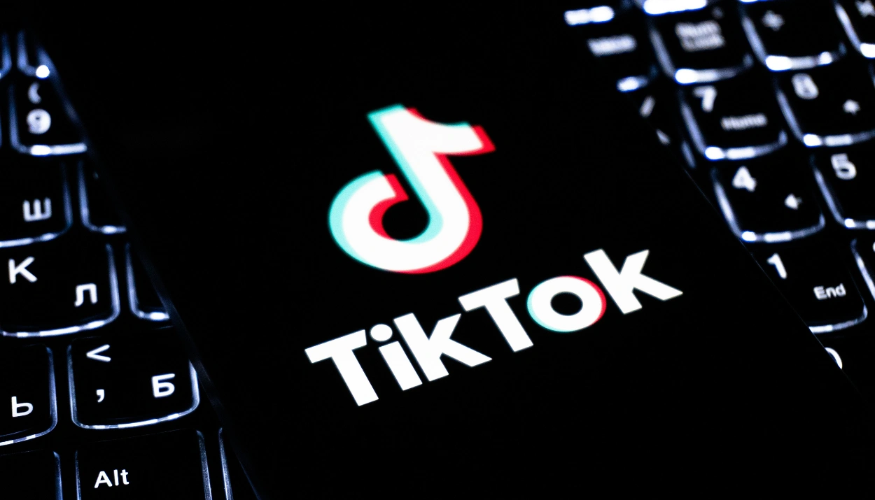 golpistas-usam-ia-para-roubar-dados-de-usuarios-do-tiktok